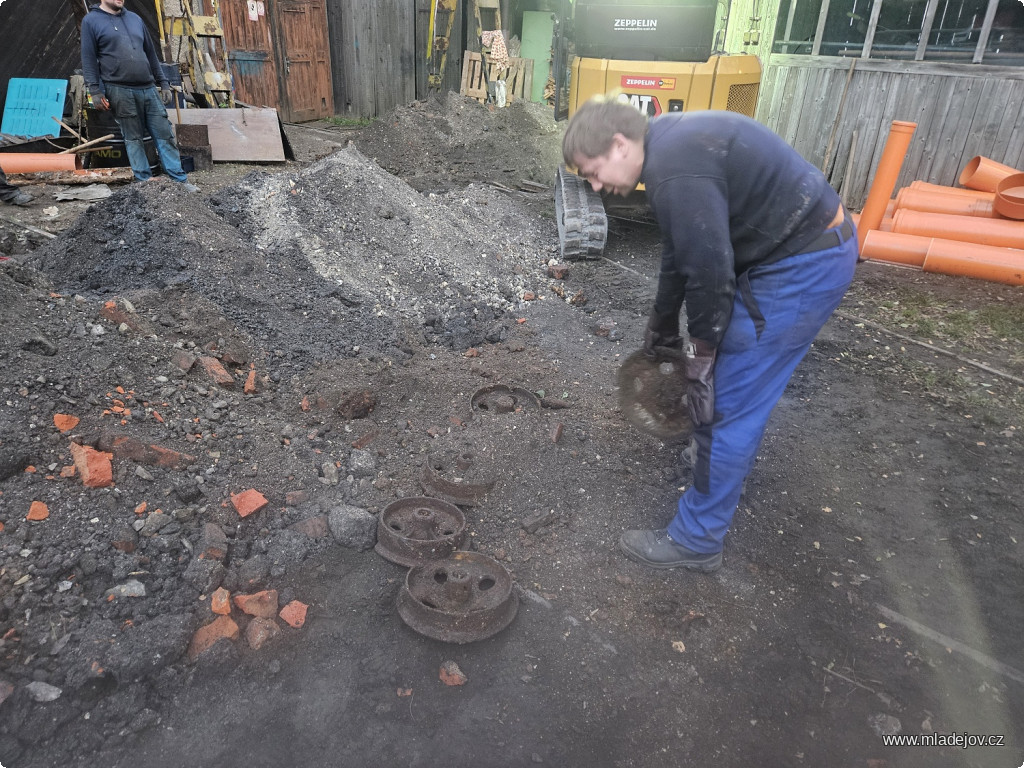 Fotografie Poté se Jirka vrhl na výkop směrem ke klempírně a z&nbsp;lopaty začala vypadávat první kolečka.