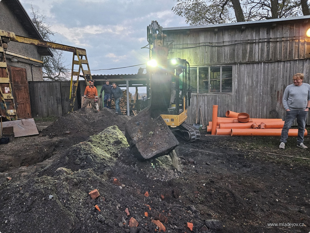 Fotografie Poté ale bagr našel něco většího.