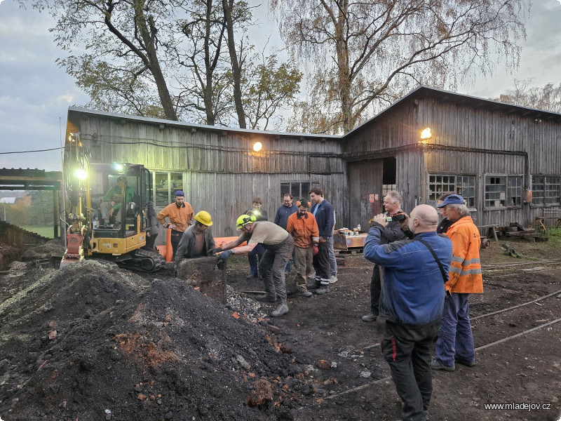 Fotografie Copak nám to bagr vyhrábnul?