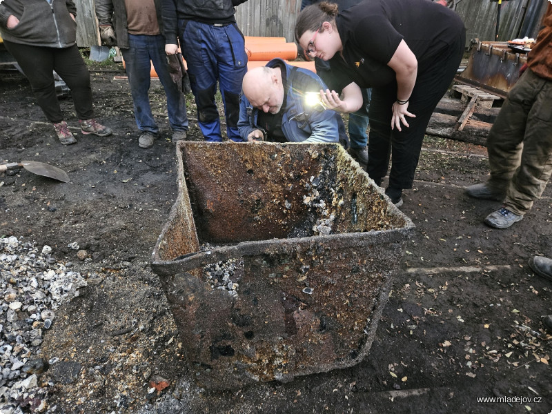 Fotografie Více než 100 let stará korba strávila většinu svého života pod zemí, což jí moc neprospělo.