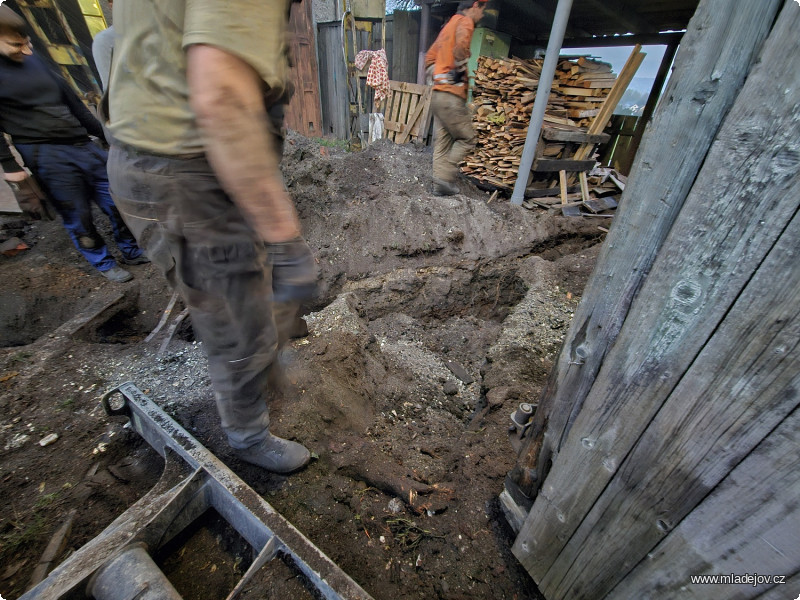 Fotografie Po korbě zbyl pěkný kráter.