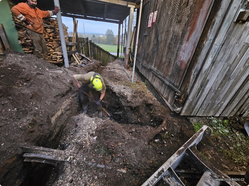 Fotografie Jakub opatrně rýpe do navážky, co kdyby tam toho bylo víc.