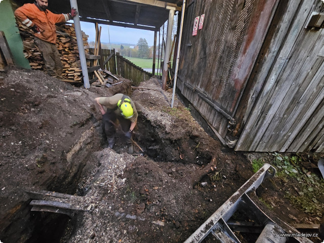 Fotografie Jakub opatrně rýpe do navážky, co kdyby tam toho bylo víc.