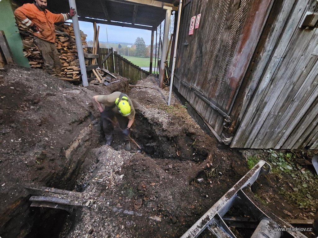 Fotografie Jakub opatrně rýpe do navážky, co kdyby tam toho bylo víc.