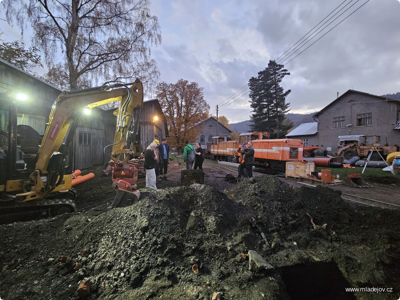 Fotografie Než si korbičku odveze Dušan, tak komise stále nevěřícně hledí na nález.