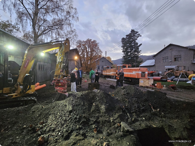 Fotografie Než si korbičku odveze Dušan, tak komise stále nevěřícně hledí na nález.