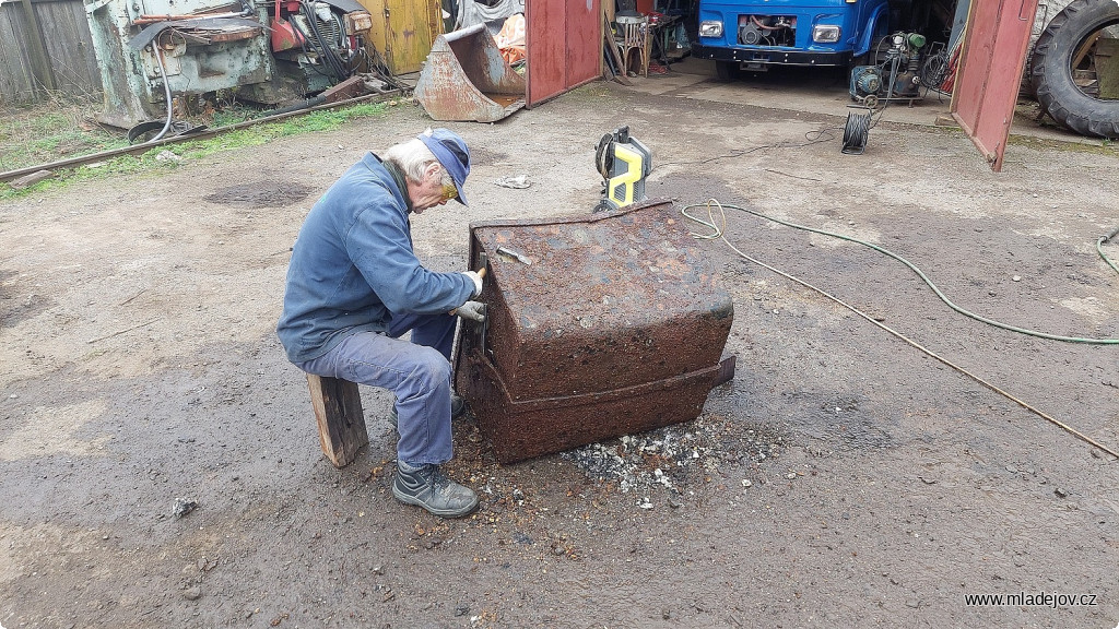 Fotografie Hned druhý den začínají práce na čištění.