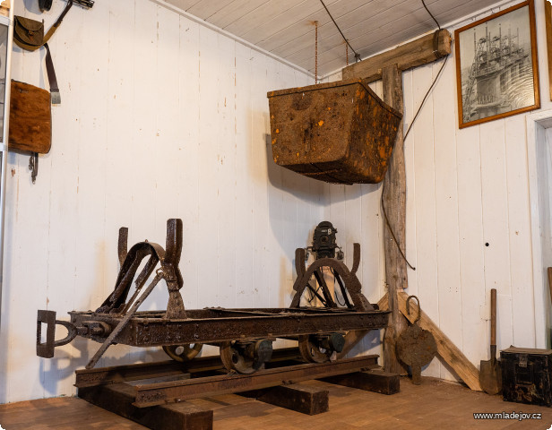 Fotografie Fotka z&nbsp;jara 2025, kdy už korbička visela na svém místě.