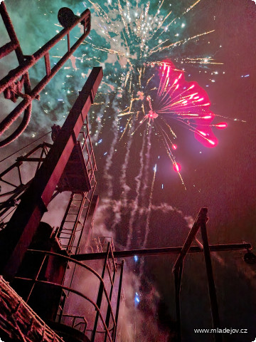 Fotografie První minuty roku 2025 patřily tradičnímu ohňostroji, který osvětloval siluetu původních šamotových pecí.