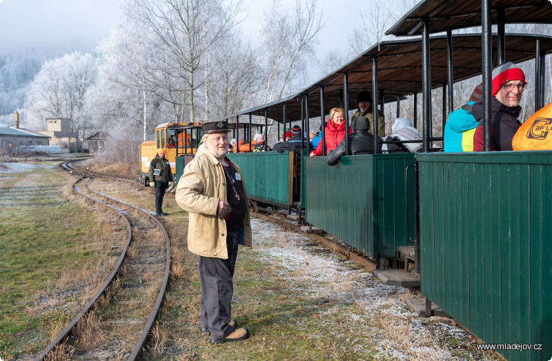 Fotografie I novoroční vlak odjíždí podle jízdného řádu – odjezd z&nbsp;Mladějova je vyhlášený na pravé poledne.
