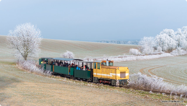 Fotografie Do zmrzlé krajiny se opřely první sluneční paprsky.