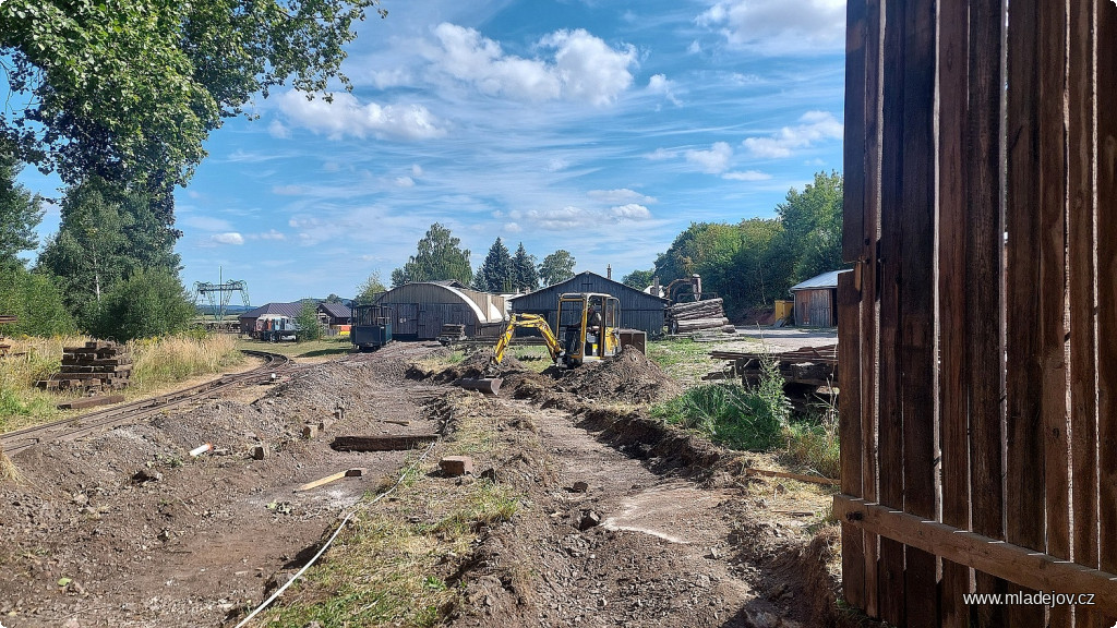 Fotografie Hned v&nbsp;neděli po Bitvě bagr začal kopat pláň.