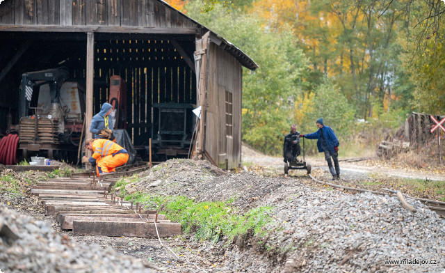 Fotografie Během toho kolejový taxík přiváží materiál z&nbsp;skladu.