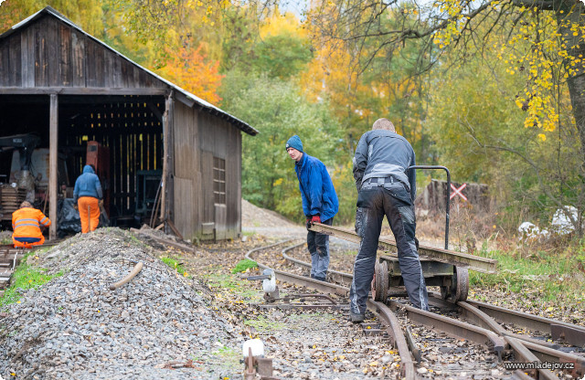 Fotografie Matěj se Zdendou nahrazovali sjeté kolejnice méně sjetými.