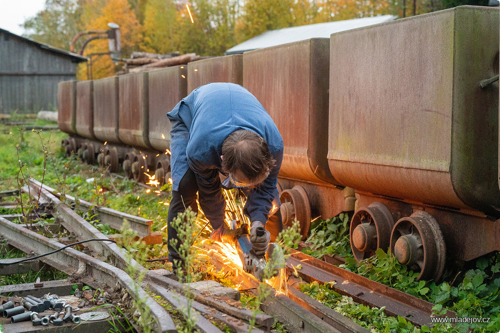 Fotografie Souběžně s&nbsp;tím běží oprava skladové výhybky, která nahradí tu stávající. Měníme pravou za levou kvůli lepším směrovým poměrům.