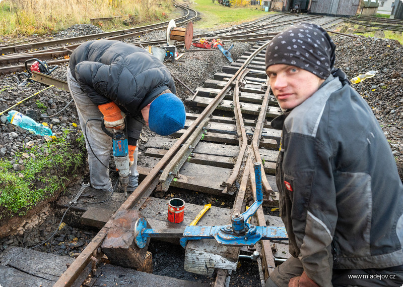 Fotografie Do výhybkových pražců předvrtáváme díry pro vrtule ručně a přesně na míru.