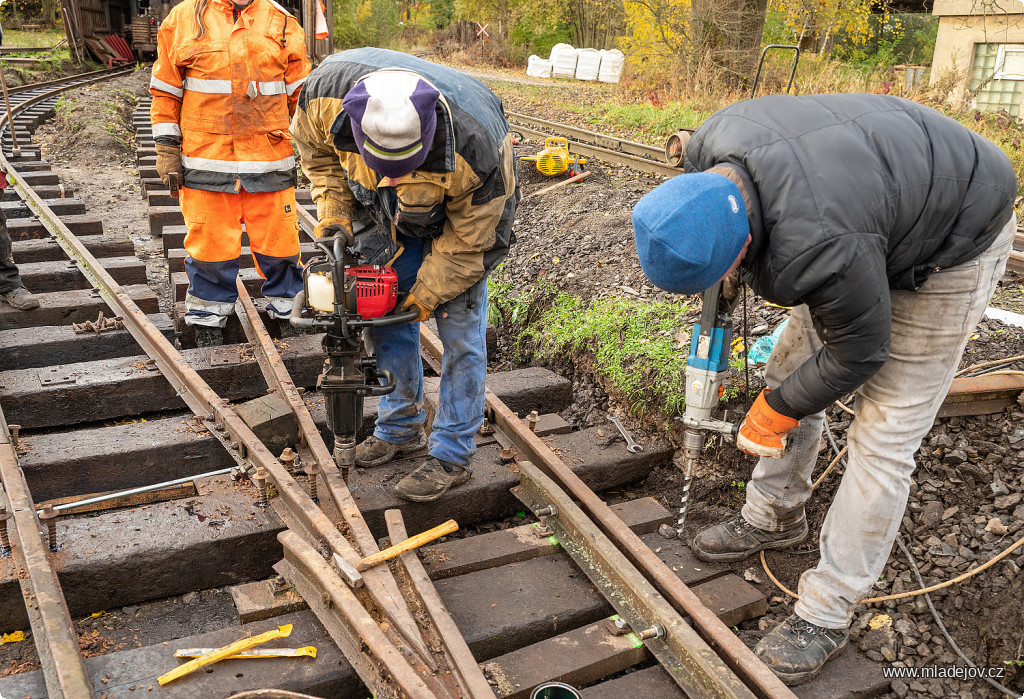 Fotografie Klukům se nechce tahat vzduchové hadice, ke slovu tak přijde i motorový utahovák.