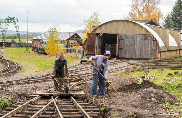 Fotografie Začíná fáze štěrkování. Nějaký štěrk je i ve vybagrovaném materiálu.