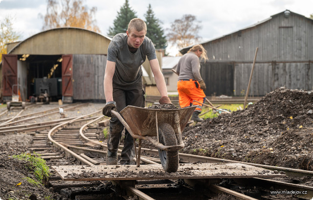 Fotografie Na místo už jezdí štěrk pomocí multifunkčního vozíku a kolečka.