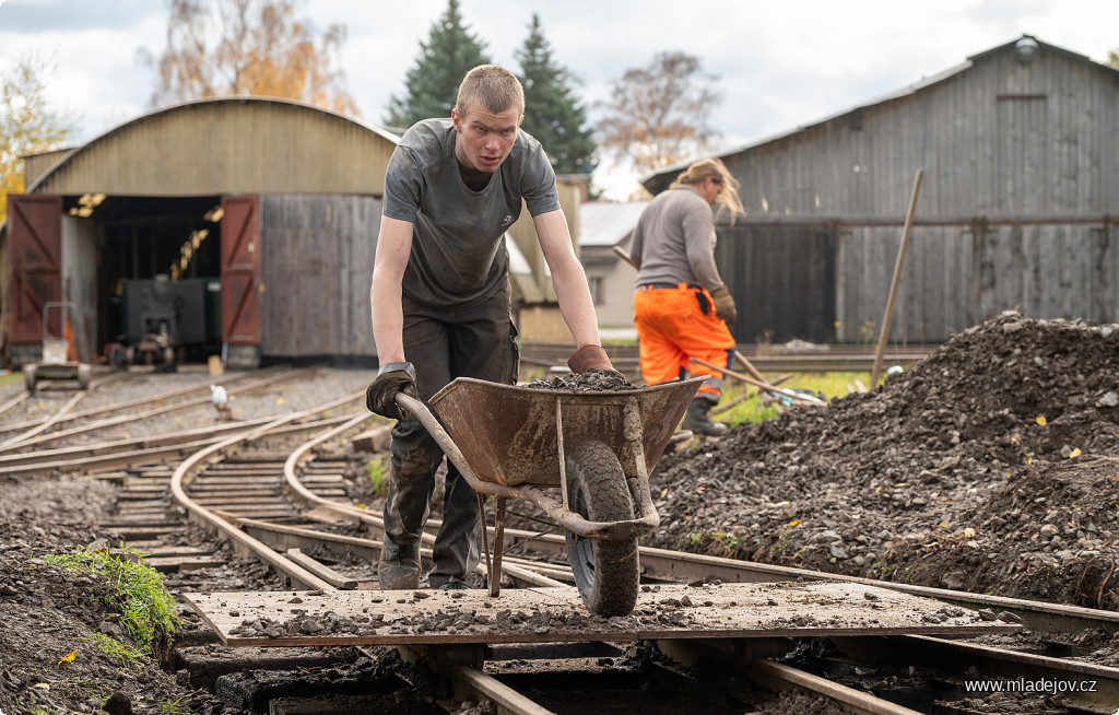 Fotografie Na místo už jezdí štěrk pomocí multifunkčního vozíku a kolečka.