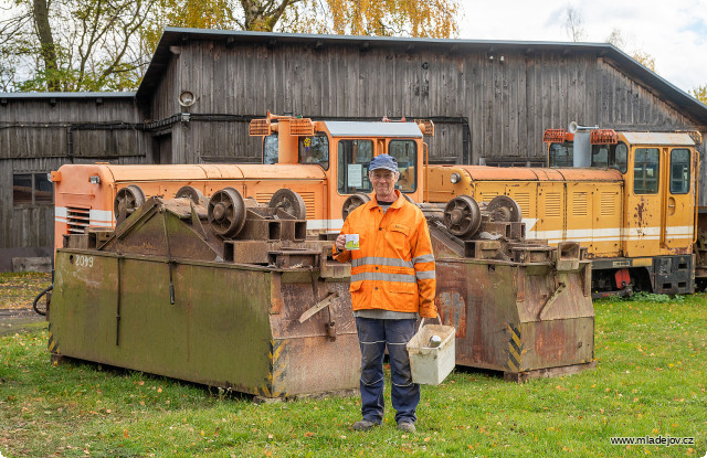 Fotografie Mezitím před dílnou Dušan dotáhl opravu štěrkovacích vozů.