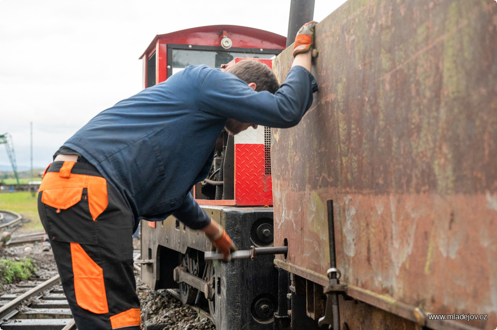 Fotografie Marek otevírá pomocí kliky uzávěr zásobníku.