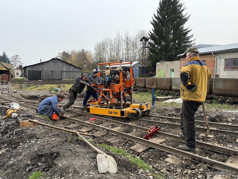 Fotografie Do dřevěné výtopny je to do kopce, je potřeba pořádně zatlačit.