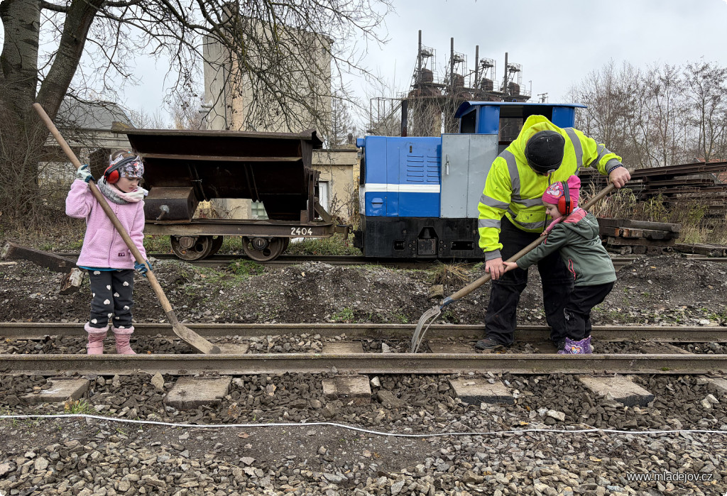 Fotografie Nakonec je potřeba štěrku dodat figuru, nejmladší zácvikanti na stavbě zjišťují úskalí manuální práce.