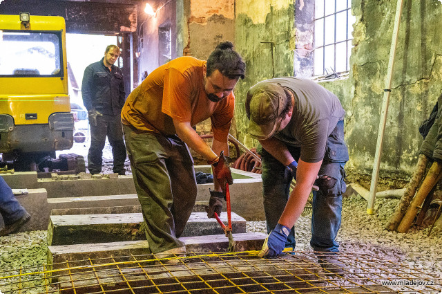 Fotografie Vzadu byly už položené pražce, ale bylo potřeba ještě vybetonovat podlahu v&nbsp;kanále.