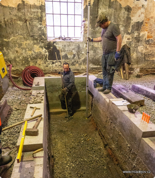 Fotografie Ladíme ještě výšku podkladu.