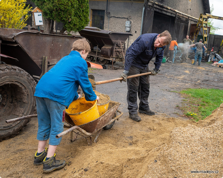 Fotografie A už můžeme rozjet betonovací linku.