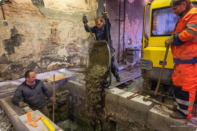 Fotografie Lehké to zrovna nebylo, ale důležité je nespadnout s&nbsp;betonem do jámy.