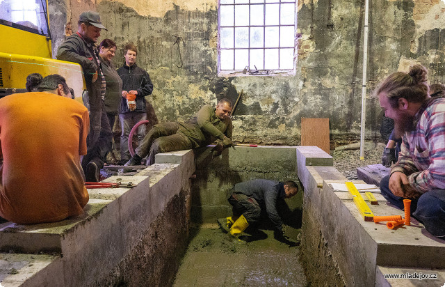 Fotografie Klasická situace na stavbě, kdy jeden pracuje a zbytek radí.