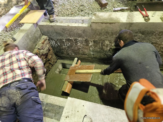 Fotografie Zbývá uhladit a nechat vyzrát beton.