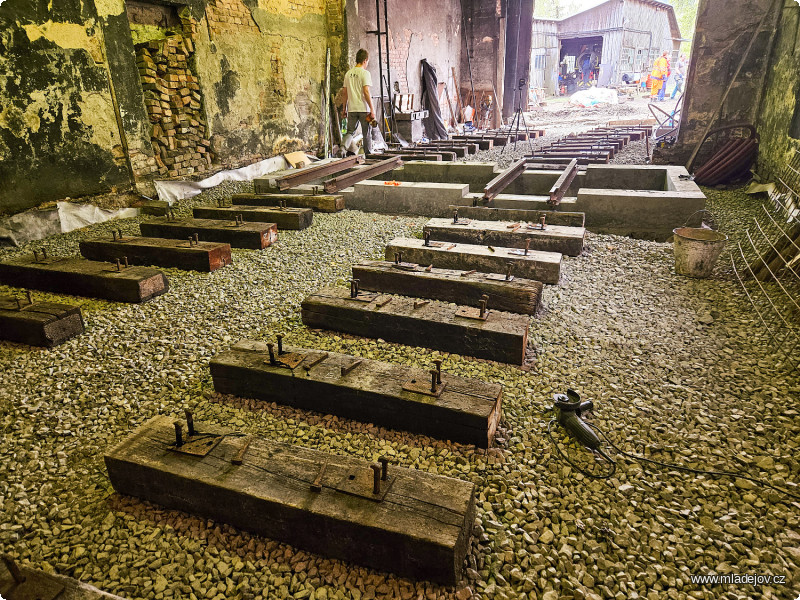 Fotografie Stavba kolejí začíná rozmístěním pražců do přibližné polohy kolejí.