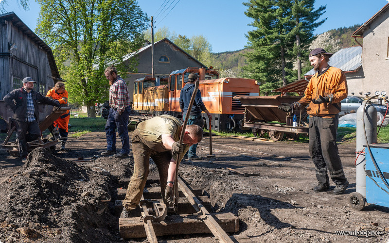 Fotografie Poté již nic nebránilo obligátnímu ohýbání kolejnic a zatloukání hřebů, které jste v&nbsp;našich galeriích mohli vidět už mnohokrát. Ale při napojování nového výtopenského kolejiště na stávající harfu přišla ke slovu málo využívaná ruční ohýbačka, tedy spíše lámačka.
