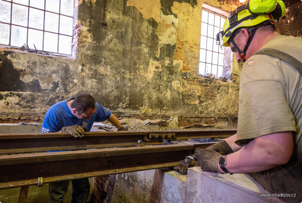 Fotografie Kolejnice z&nbsp;jeřábové dráhy mají na svých koncích přivařené kusy malých kolejniček, abychom je byli schopni sestykovat.
