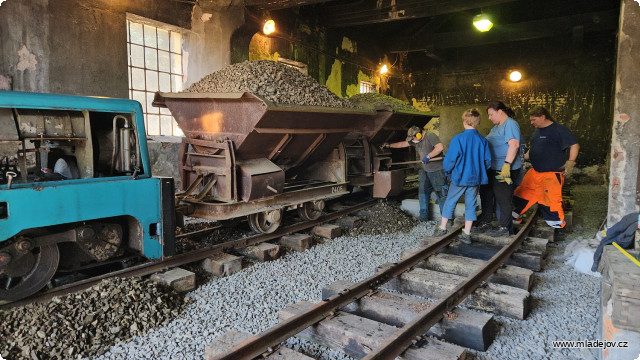 Fotografie Ihned poté přijde na řadu štěrkování a podbití.