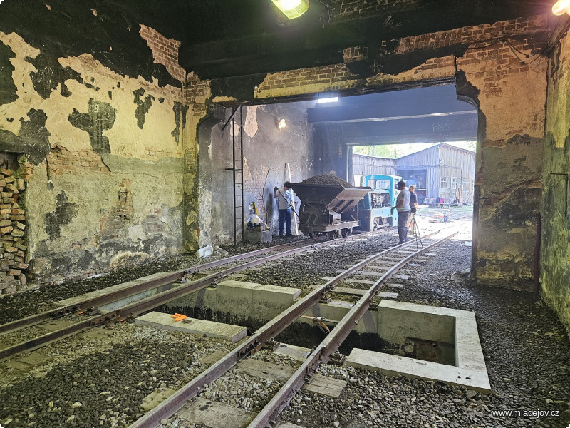 Fotografie Za chvíli na štěrk nalejeme beton.