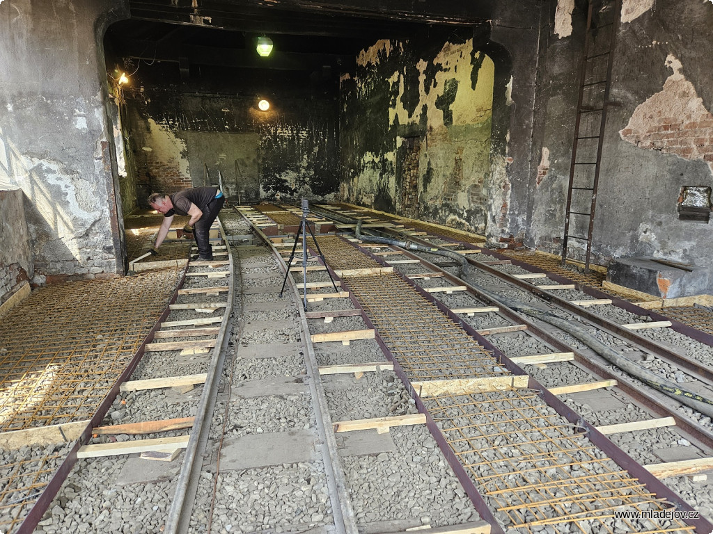 Fotografie Ale nejdříve musíme vybednit chodníčky a připravit výztuž.