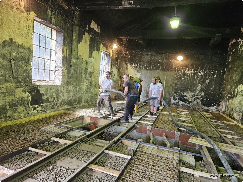 Fotografie Tentokrát ukládáme beton hadicí, kolečky bychom to neodvezli.