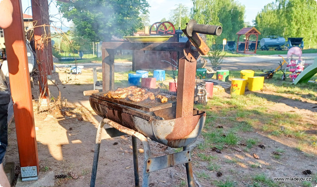Fotografie Zatímco parta ještě hladí beton, grill s&nbsp;odměnou je už zahřátý na provozní teplotu.