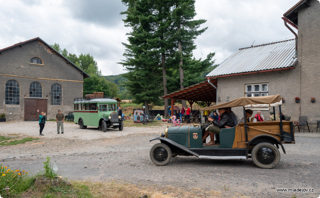 Fotografie Součástí akce byl i tentokrát pestrý doprovod vozidel. Některá byla dobová a některá jen o&nbsp;trochu mladší.