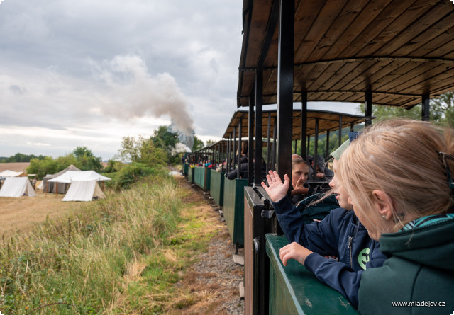 Fotografie Vlak vystoupal zářezem nad šamotkou a objel tak bojiště z&nbsp;druhé strany.
