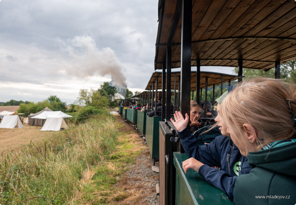 Fotografie Vlak vystoupal zářezem nad šamotkou a objel tak bojiště z&nbsp;druhé strany.