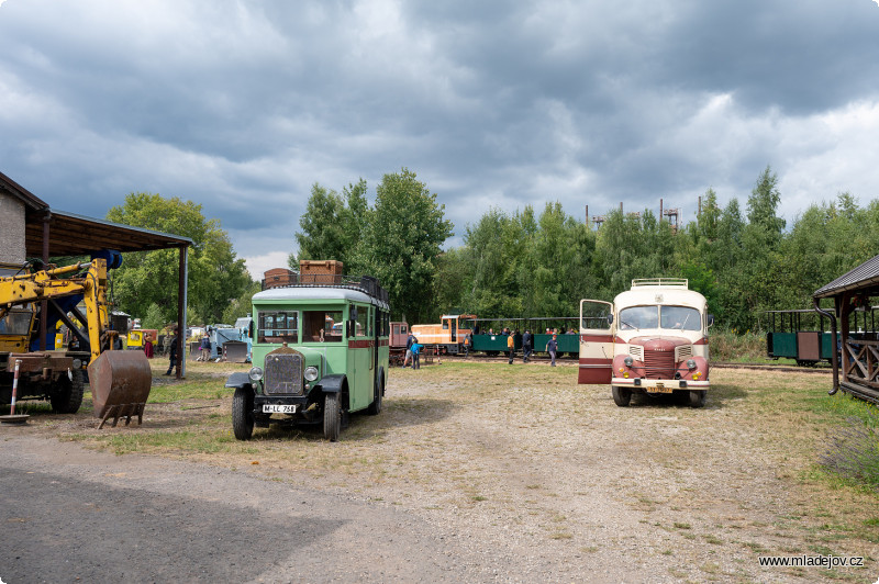 Fotografie Na návrat cestujících z&nbsp;výletu úzkokolejkou už čekaly historické autobusy.