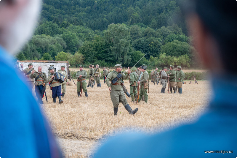 Fotografie Hlavní bod programu – rekonstrukce událostí na frontě roku 1917 – právě začíná. Připraveno je rekordních 500 účinkujících v&nbsp;historických uniformách.