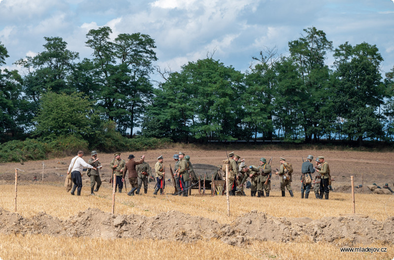 Fotografie Na začátek připravili organizátoři výjevy z&nbsp;fronty takřka idylické – přátelské setkání ruské a německé hlídky.