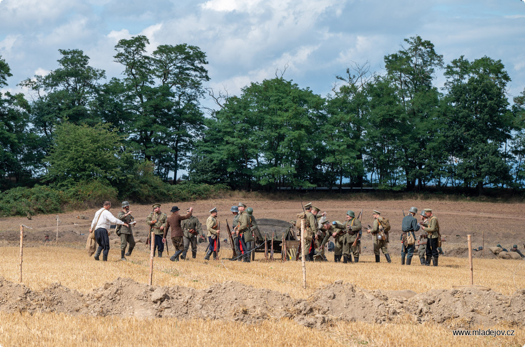 Fotografie Na začátek připravili organizátoři výjevy z&nbsp;fronty takřka idylické – přátelské setkání ruské a německé hlídky.