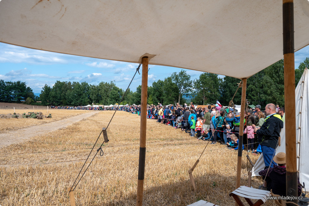 Fotografie Na svých místech je připraveno i obecenstvo, které na akci do Mladějova přijelo z&nbsp;blízka i daleka.